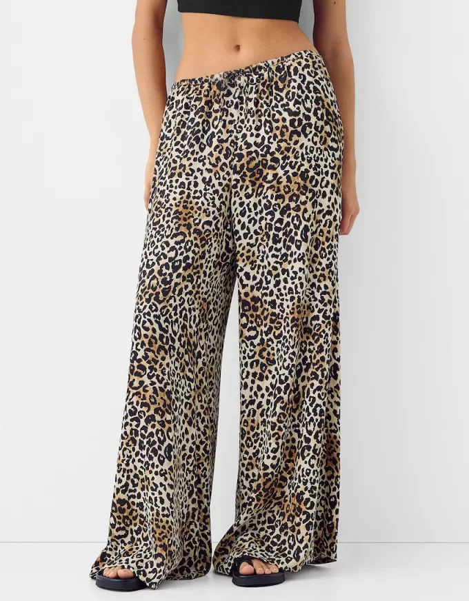 Pantaloni ampi in raso con stampa animalier