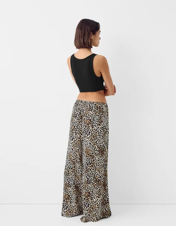 Pantaloni ampi in raso con stampa animalier