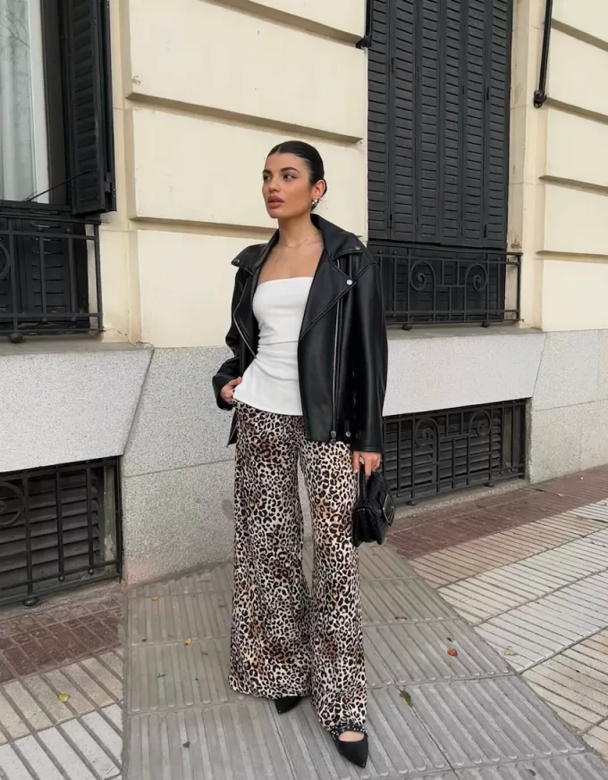Pantaloni ampi in raso con stampa animalier