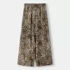 Pantaloni ampi in raso con stampa animalier