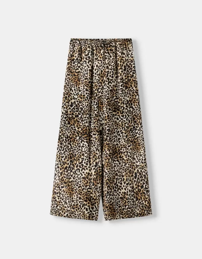 Pantaloni ampi in raso con stampa animalier