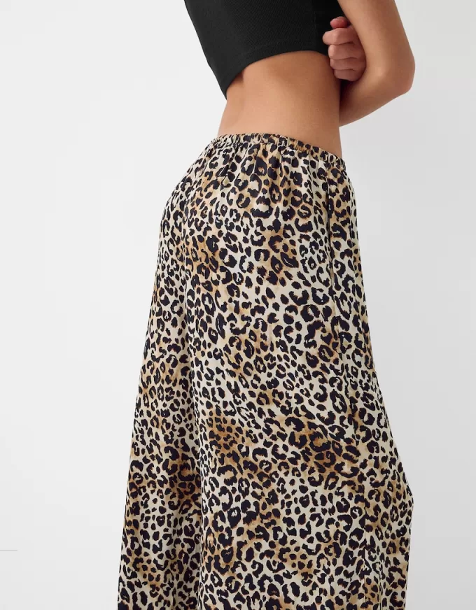 Pantaloni ampi in raso con stampa animalier