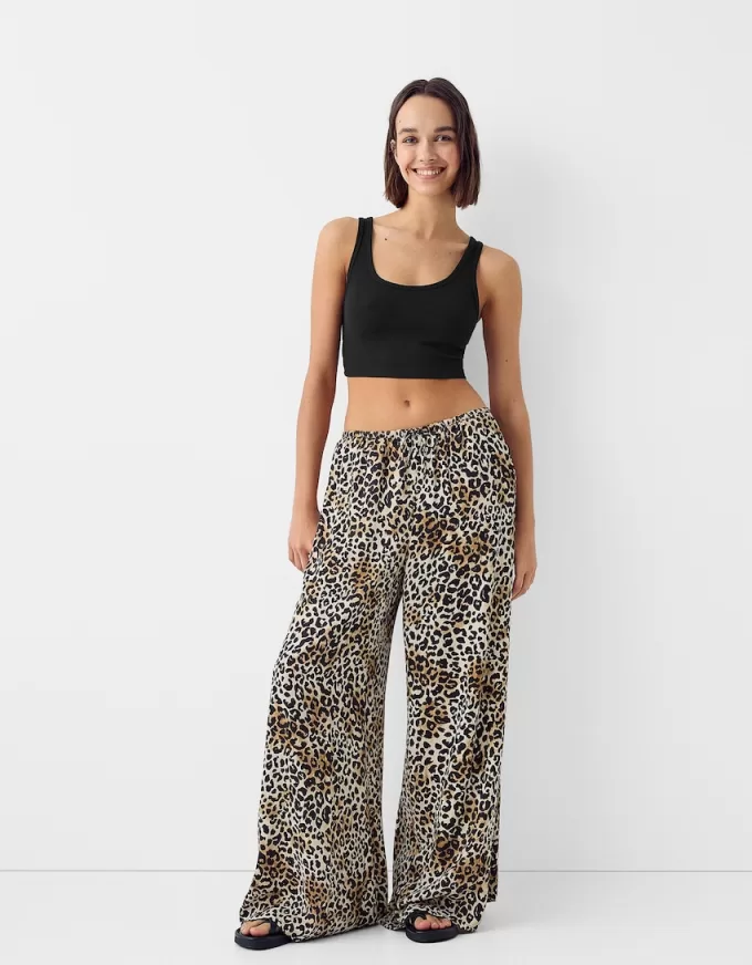 Pantaloni ampi in raso con stampa animalier
