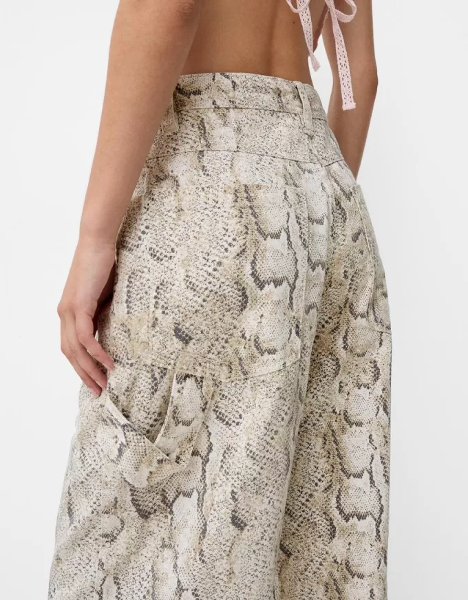 Pantaloni da falegname con stampa animalier