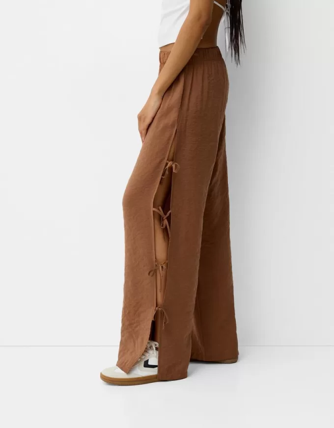 Pantaloni fluidi con lacci laterali