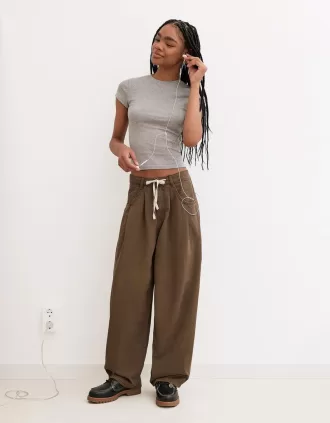 Pantaloni fluidi con pinces