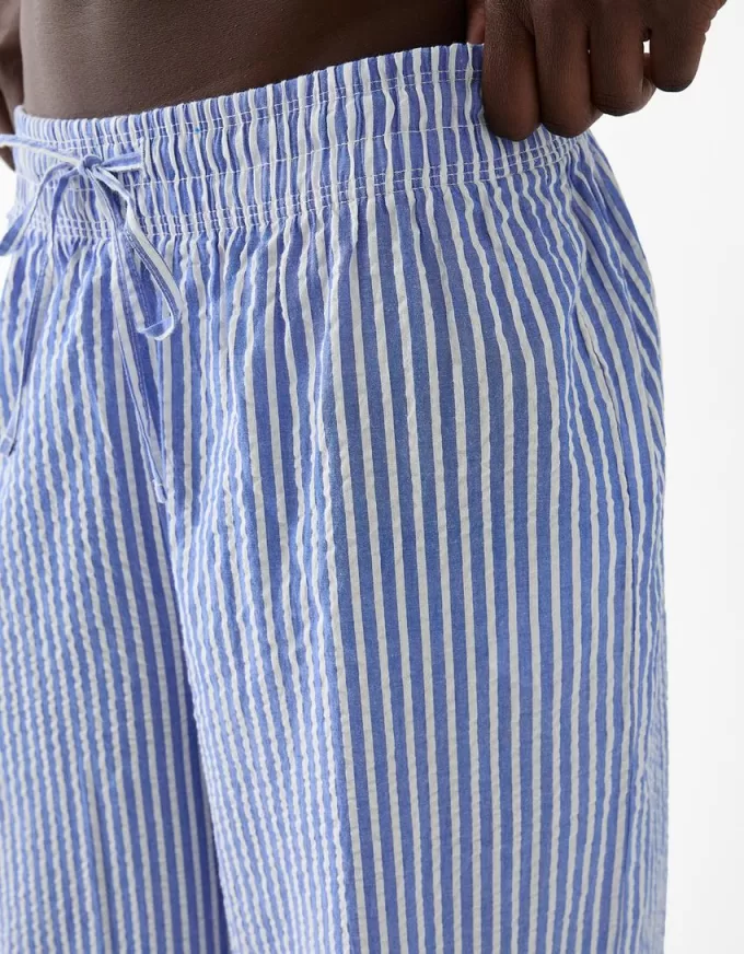 Pantaloni rigati con gamba ampia effetto stropicciato