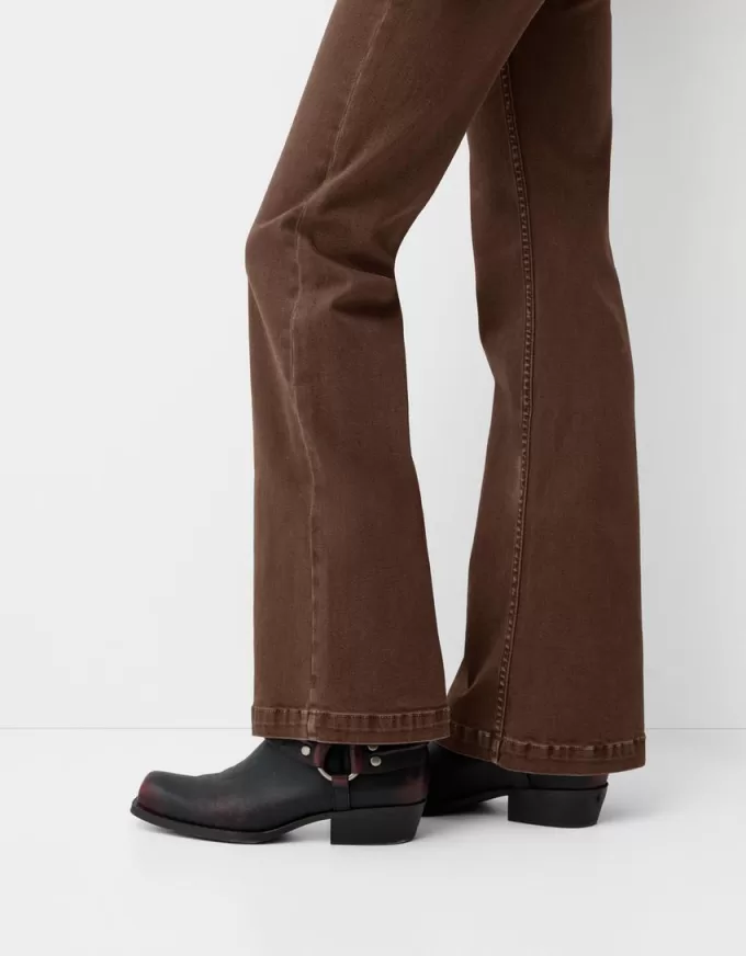 Pantaloni svasati in twill