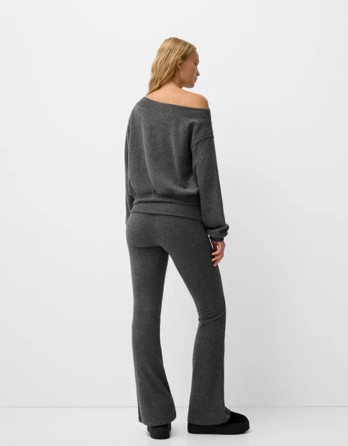 Pantaloni svasati morbidi al tatto con risvolto in vita