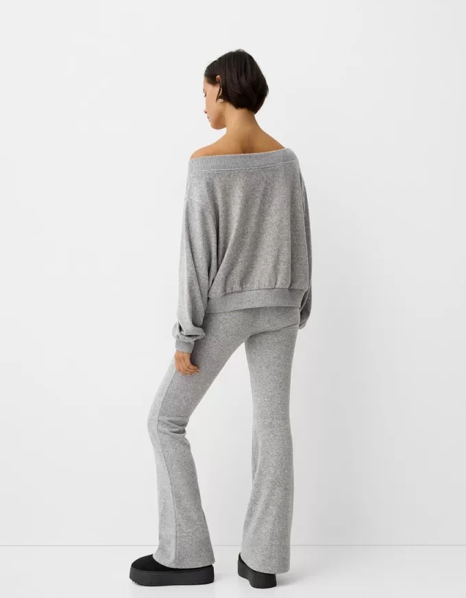 Pantaloni svasati morbidi al tatto con risvolto in vita