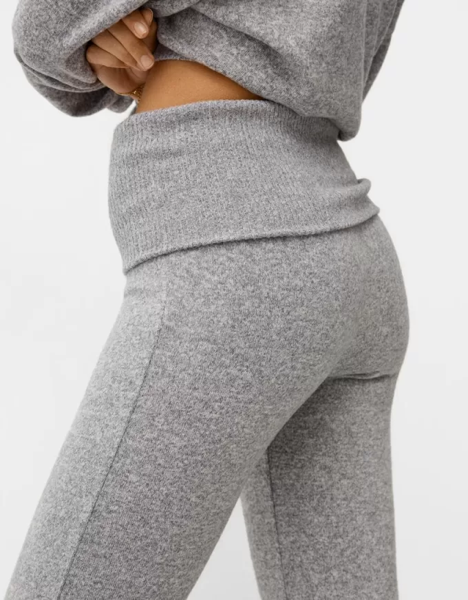 Pantaloni svasati morbidi al tatto con risvolto in vita