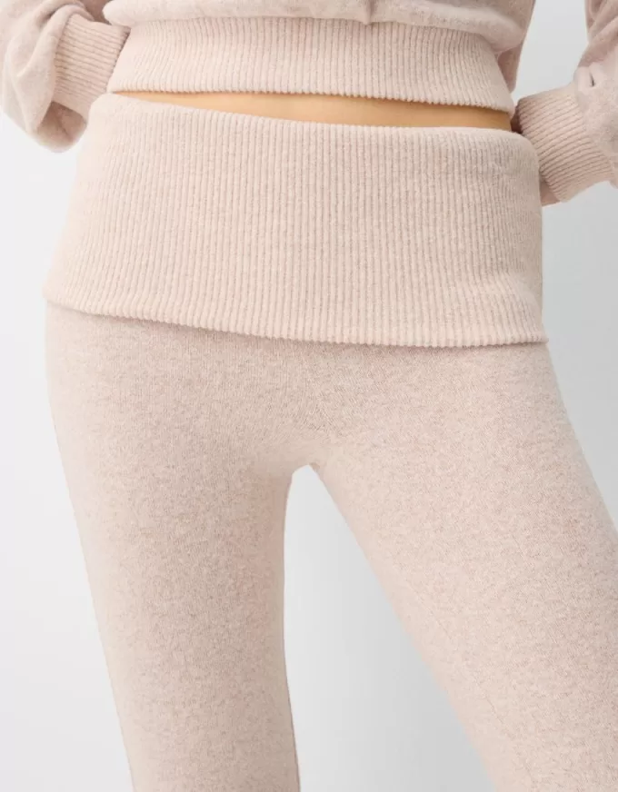 Pantaloni svasati morbidi al tatto con risvolto in vita