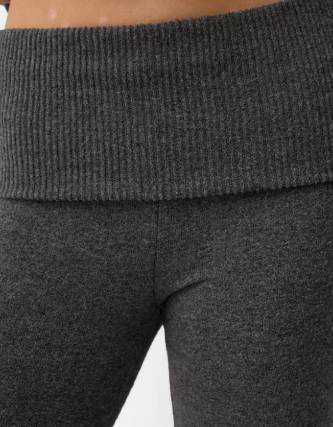 Pantaloni svasati morbidi al tatto con risvolto in vita