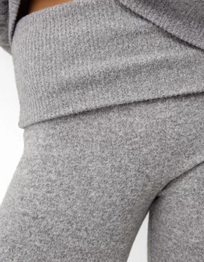 Pantaloni svasati morbidi al tatto con risvolto in vita