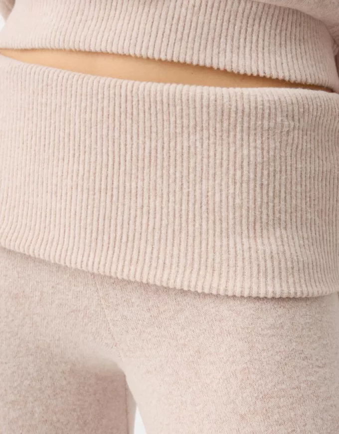 Pantaloni svasati morbidi al tatto con risvolto in vita