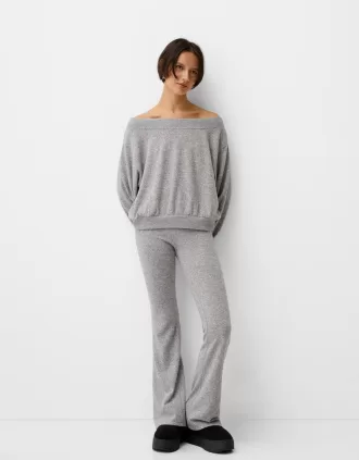 Pantaloni svasati morbidi al tatto con risvolto in vita