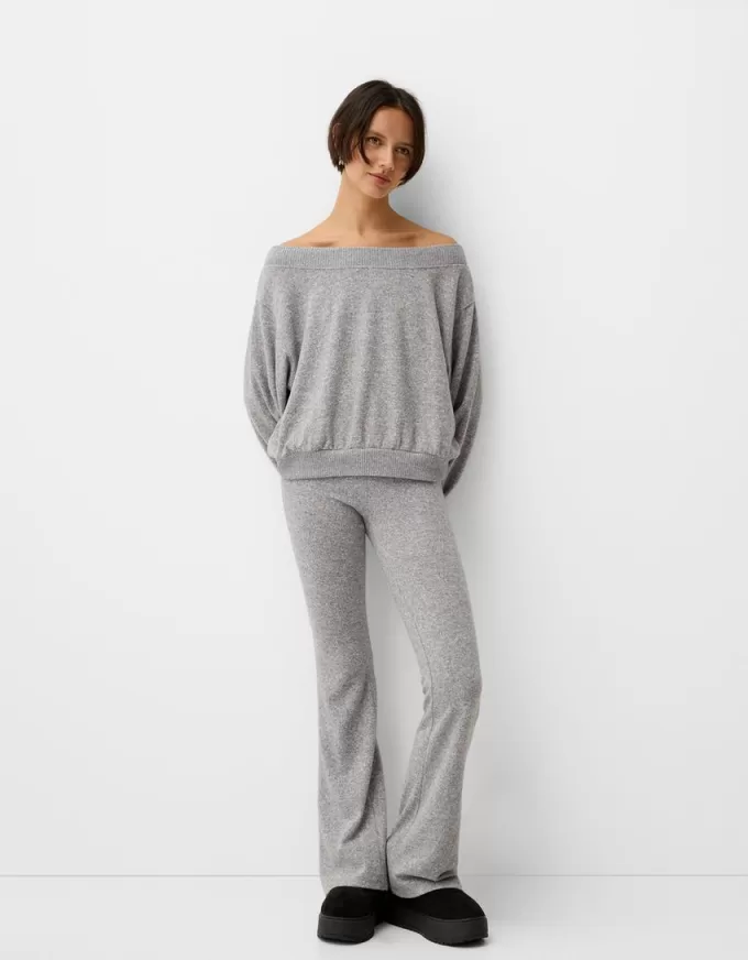 Pantaloni svasati morbidi al tatto con risvolto in vita