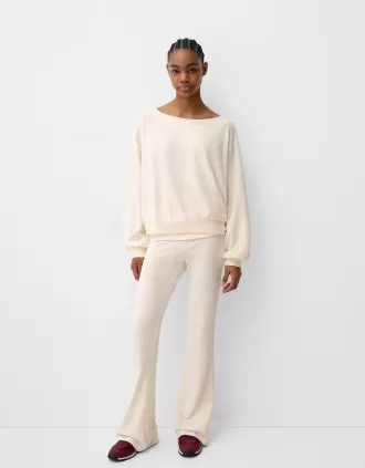 Pantaloni svasati morbidi al tatto con risvolto in vita