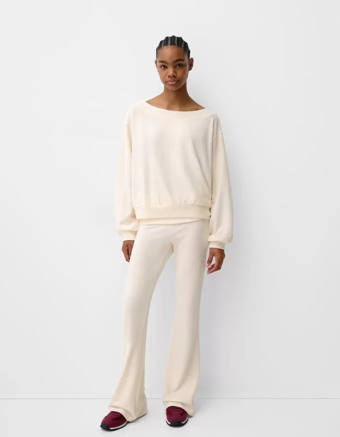 Pantaloni svasati morbidi al tatto con risvolto in vita