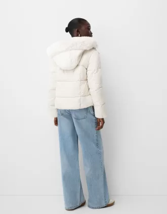 Piumino con cappuccio in pelliccia sintetica