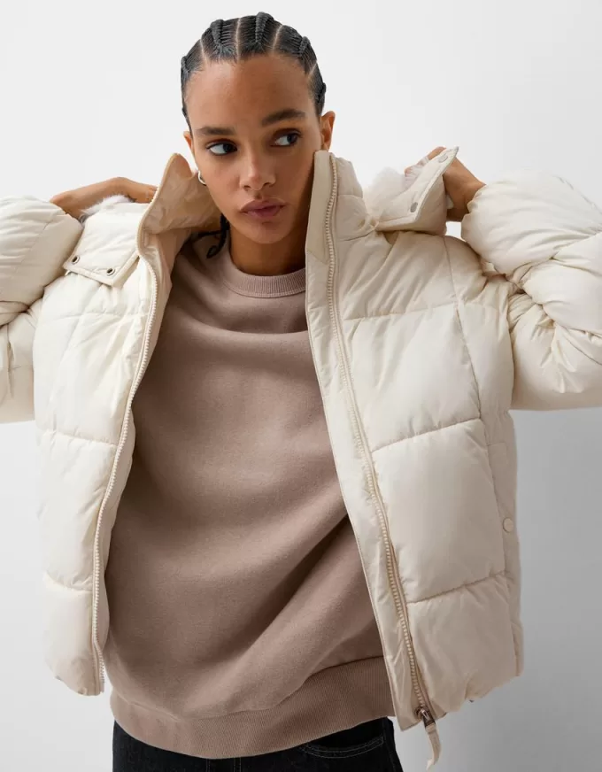 Piumino con cappuccio in pelliccia sintetica