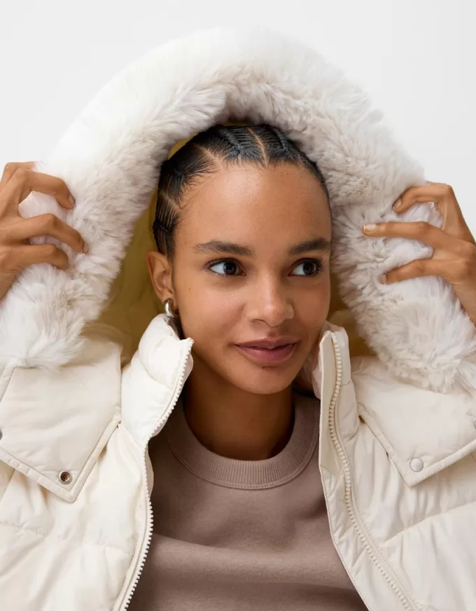 Piumino con cappuccio in pelliccia sintetica