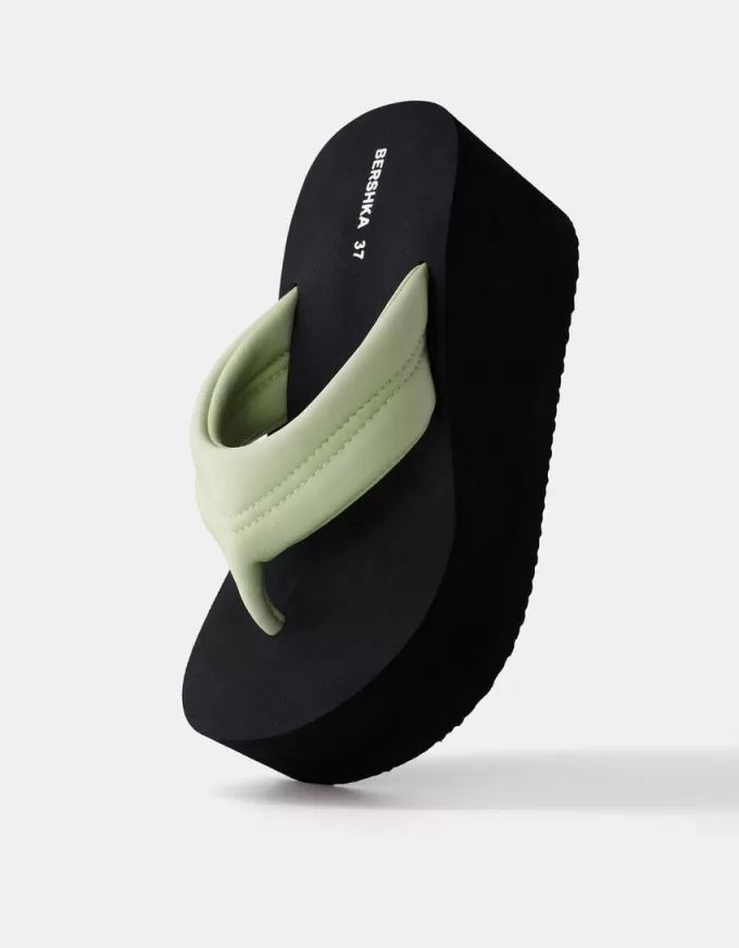 Sandali con plateau trapuntati