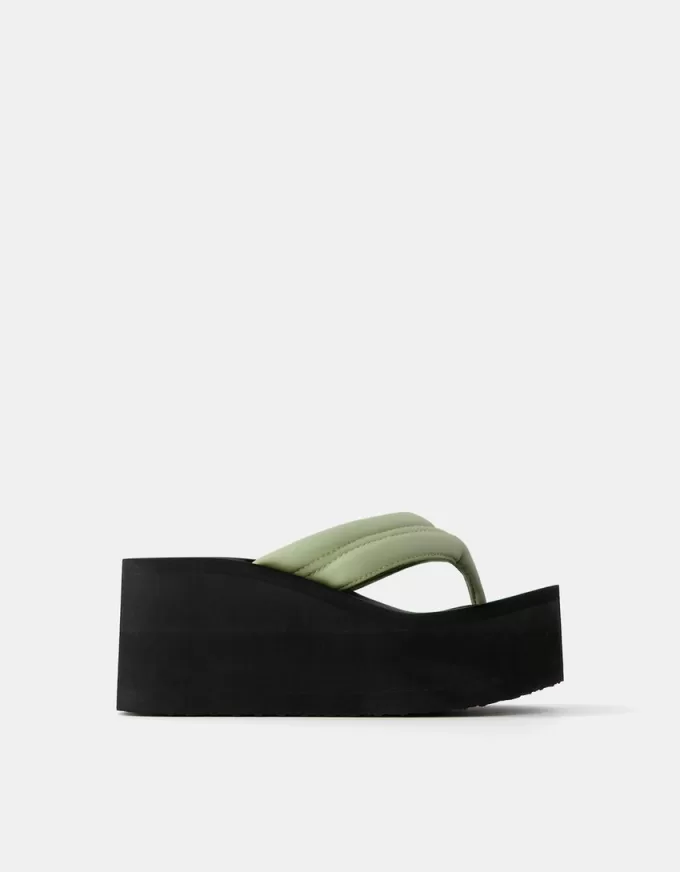 Sandali con plateau trapuntati