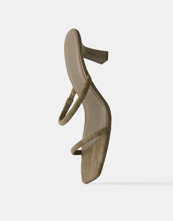 Sandali con tacco gattino e doppio cinturino