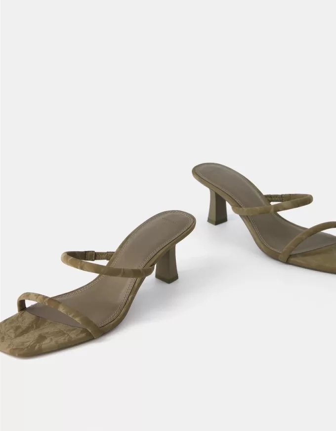 Sandali con tacco gattino e doppio cinturino