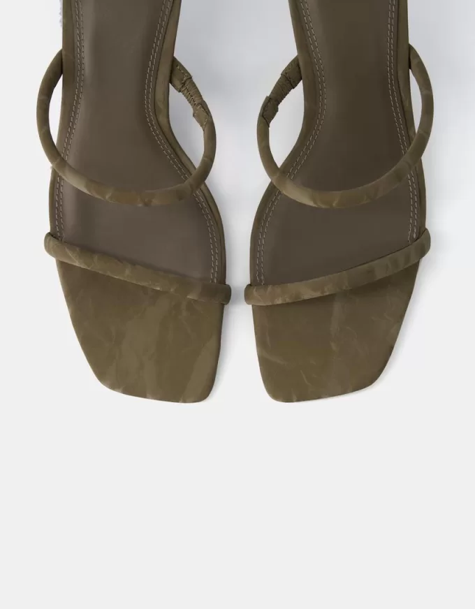 Sandali con tacco gattino e doppio cinturino