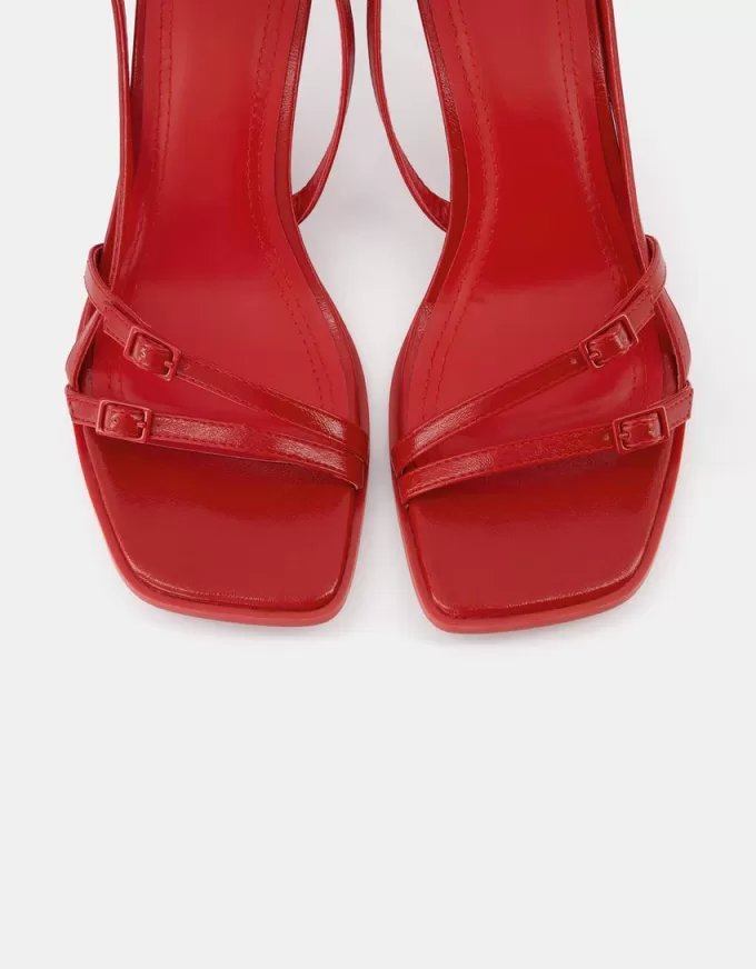 Sandali con tacco gattino e fibbie