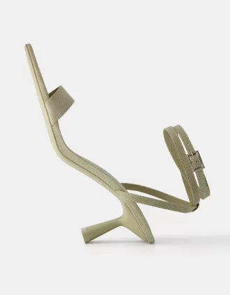 Sandali con tacco gattino e punta affusolata