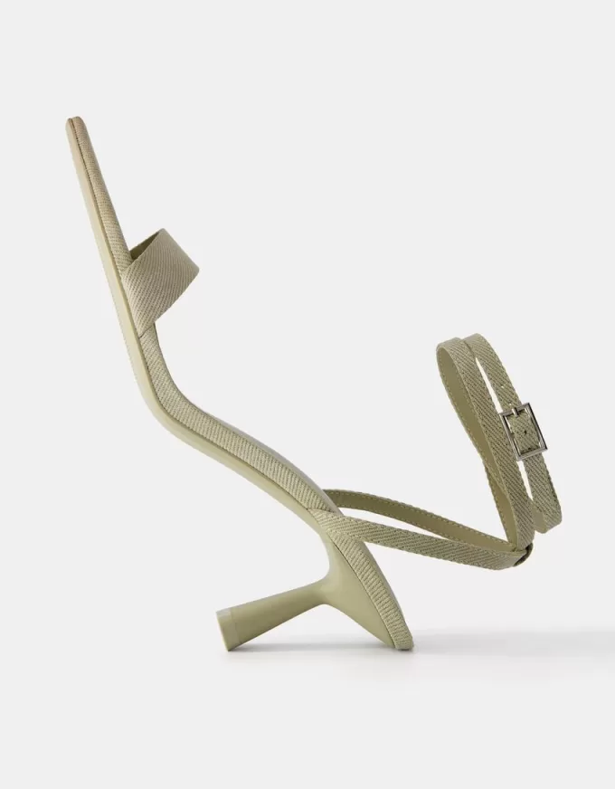 Sandali con tacco gattino e punta affusolata