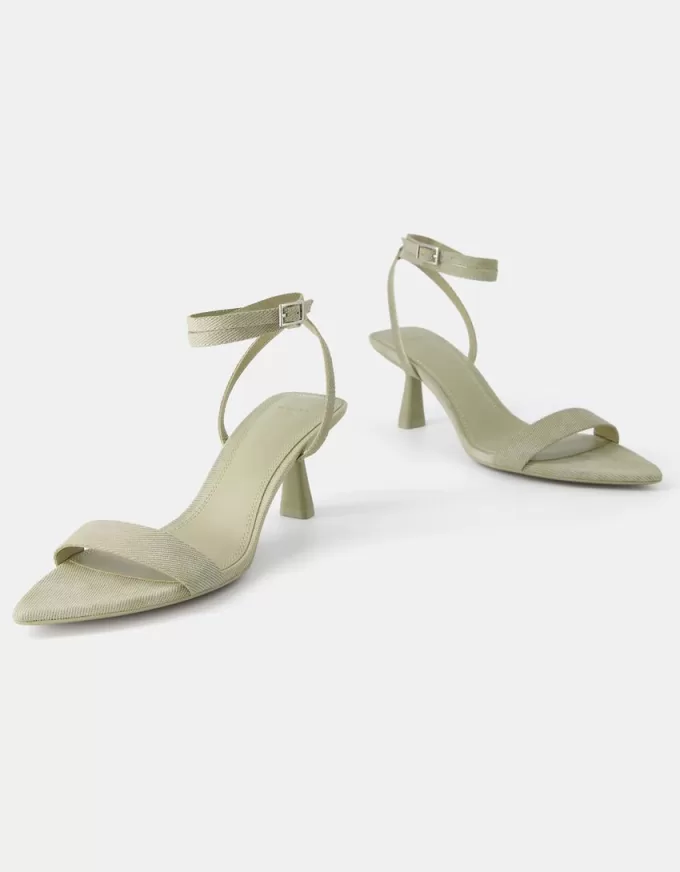 Sandali con tacco gattino e punta affusolata