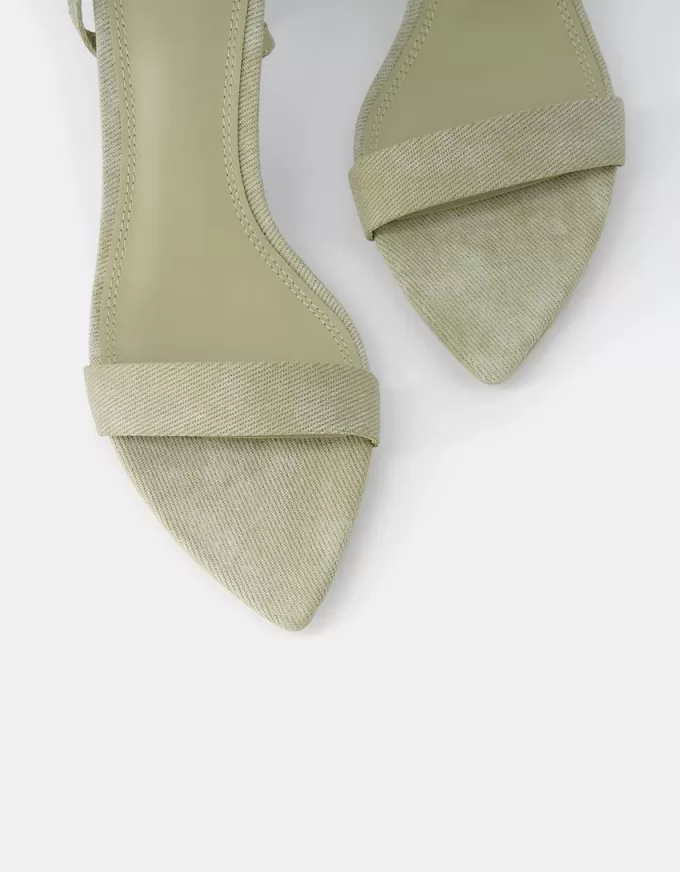 Sandali con tacco gattino e punta affusolata