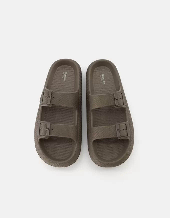 Sandali gommati da uomo con fibbie