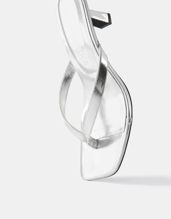 Sandali metallizzati con tacco a gattino