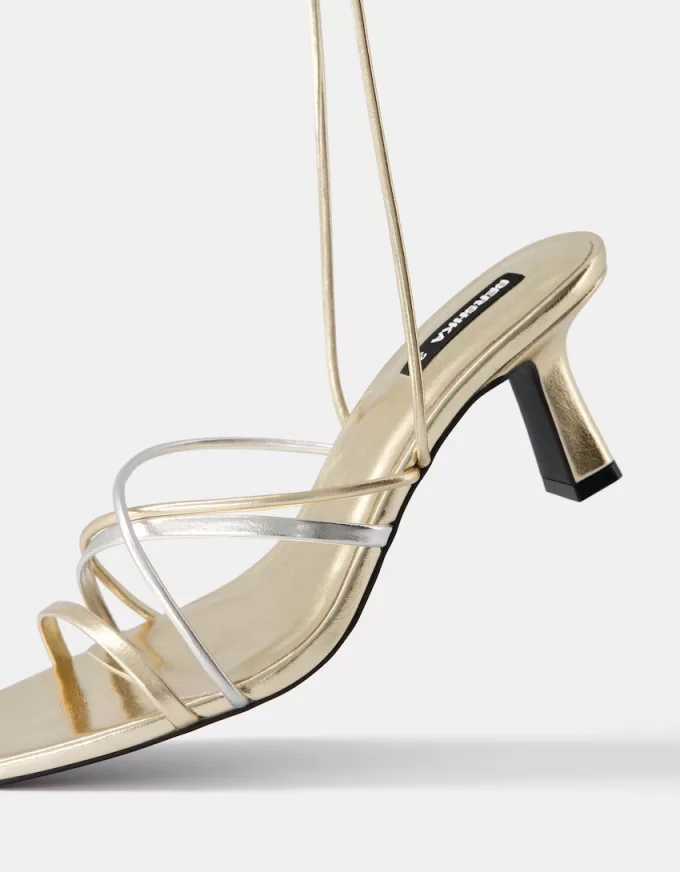 Sandali stringati con tacco a forma di gattino