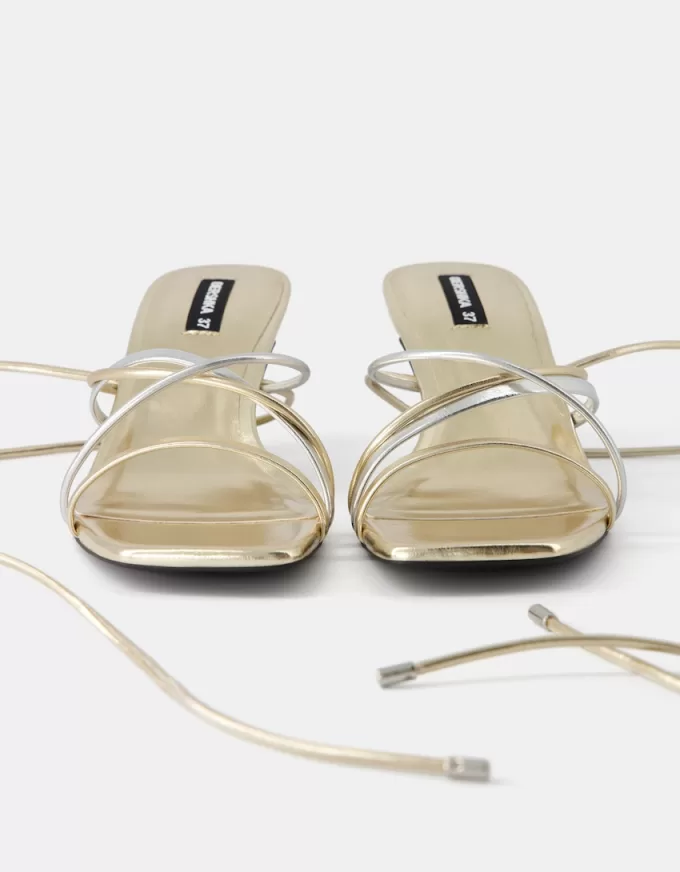 Sandali stringati con tacco a forma di gattino