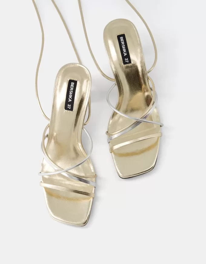 Sandali stringati con tacco a forma di gattino