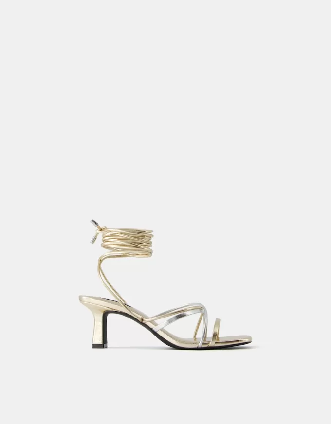 Sandali stringati con tacco a forma di gattino