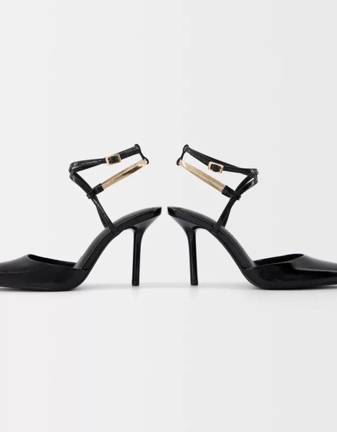 Scarpe a tacco alto con dettaglio catena