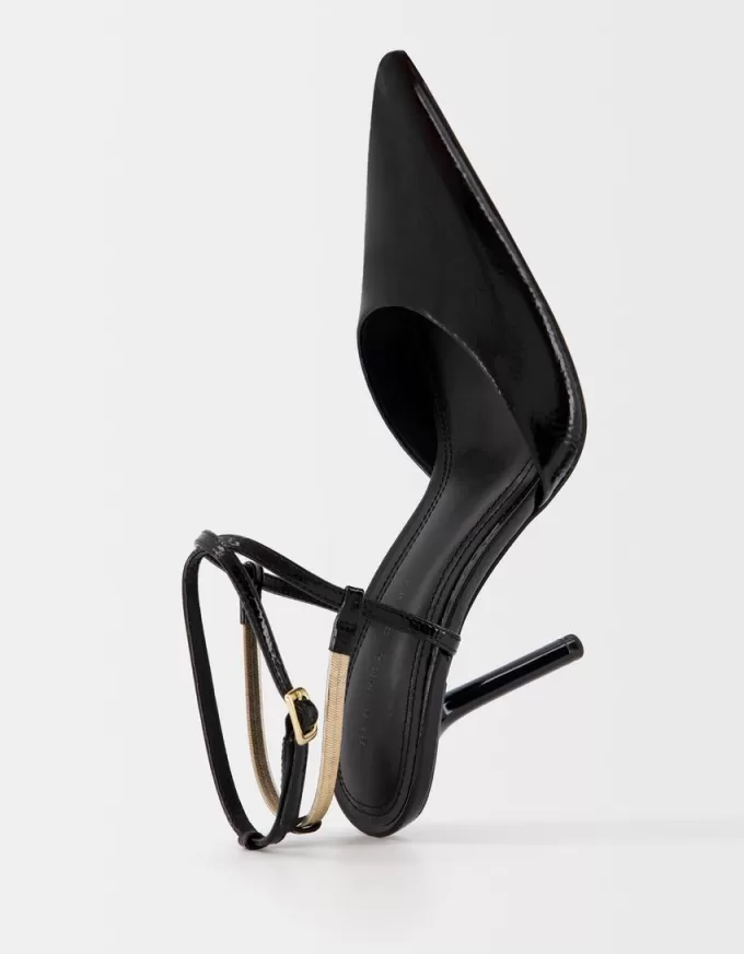 Scarpe a tacco alto con dettaglio catena
