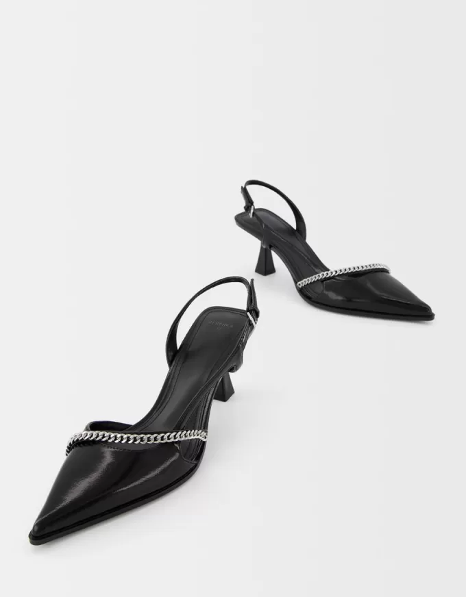 Scarpe con tacco gattino con dettaglio catena