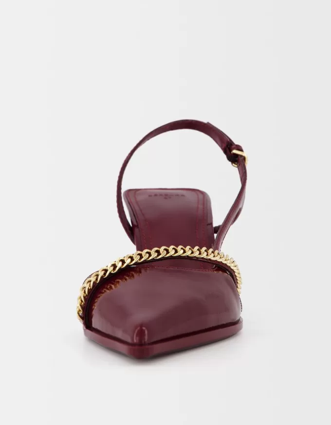 Scarpe con tacco gattino con dettaglio catena