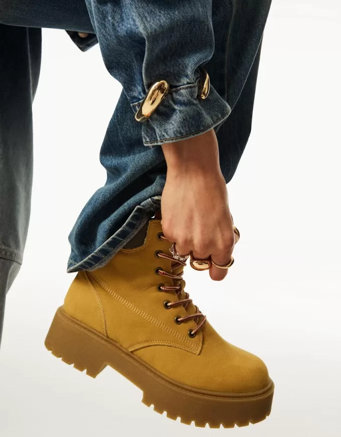 Scarponi da montagna stringati