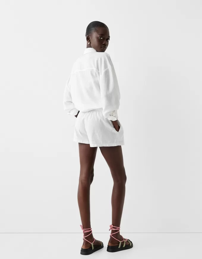 Shorts con dettaglio elastico in vita