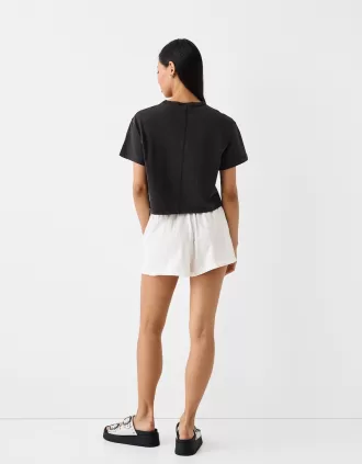 Shorts con dettaglio elastico in vita