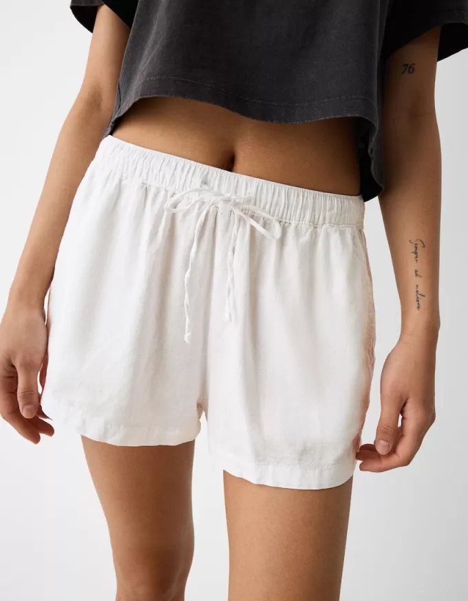 Shorts con dettaglio elastico in vita